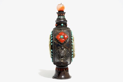 Un flacon en argent incrust&eacute; de jade de style Mongole, Chine, 19&egrave;me