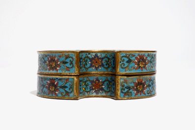 Een Chinese cloisonn&eacute; dekseldoos, Qianlong merk, 19/20e eeuw