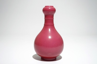 Un vase en porcelaine de Chine rouge rubis monochrome, marque de Yongzheng, 19/20&egrave;me