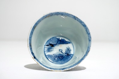Huit tasses et soucoupes en porcelaine de Chine de style Imari, Kangxi