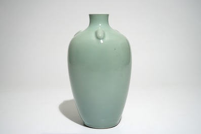 Un vase en porcelaine de Chine monochrome c&eacute;ladon, marque de Qianlong, 19/20&egrave;me
