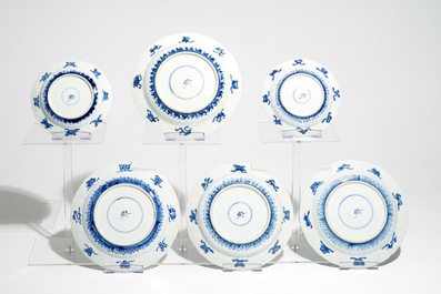 Quatre assiettes et deux coupes en porcelaine de Chine bleu et blanc, Kangxi