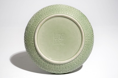 Un grand br&ucirc;le-parfum en porcelaine de Chine monochrome c&eacute;ladon, marque de Qianlong, 19/20&egrave;me