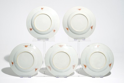 Cinq assiettes en porcelaine de Chine famille rose &agrave; d&eacute;cor floral, Qianlong