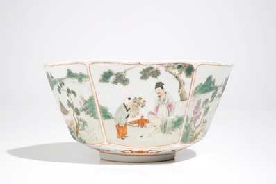Un bol hexagonale en porcelaine de Chine famille rose, marque de Jiaqing, 19/20&egrave;me