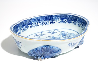 Un saladier lob&eacute; en porcelaine de Chine bleu et blanc, Qianlong