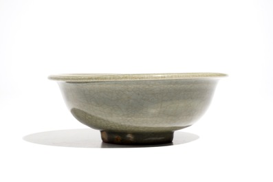 Een Chinese donkere monochrome Longquan celadon kom, Ming