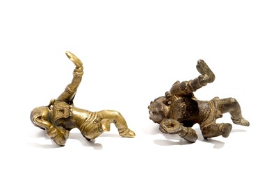 Twee kleine bronzen figuren van &ldquo;Bala Krishna&rdquo;, India, 17e en 19e eeuw