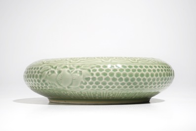 Un grand br&ucirc;le-parfum en porcelaine de Chine monochrome c&eacute;ladon, marque de Qianlong, 19/20&egrave;me