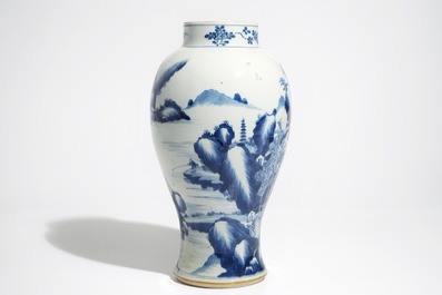 Un vase de forme balustre en porcelaine de Chine bleu et blanc &agrave; d&eacute;cor d'un paysage, Kangxi