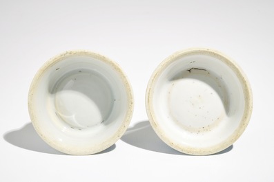 Une paire de salerons de forme ronde en porcelaine de Chine bleu et blanc, Kangxi