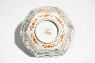 Un bol hexagonale en porcelaine de Chine famille rose, marque de Jiaqing, 19/20&egrave;me