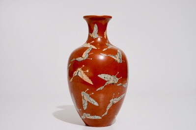 Un vase en porcelaine de Chine aux papillons sur fond corail, marque de Qianlong, 19/20&egrave;me