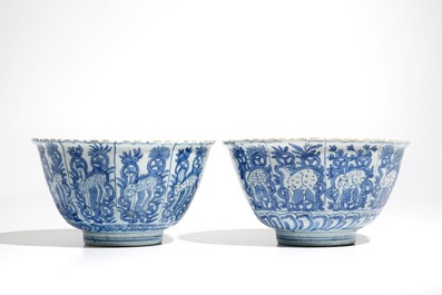 Une paire de bols en porcelaine de Chine bleu et blanc de type Kraak aux cerfs, Wanli
