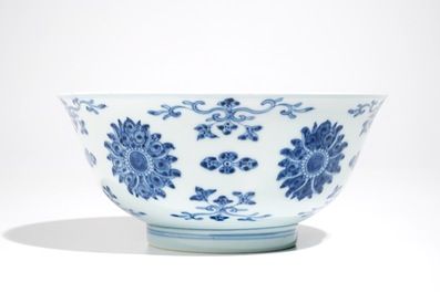 Een Chinese blauwwitte kom met decor van lotussen, Qianlong merk en periode