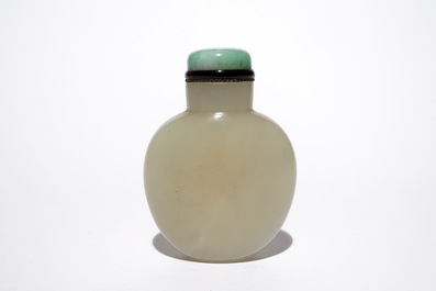A Chinese jade snuff bottle with nephrite stopper, 19th C.
