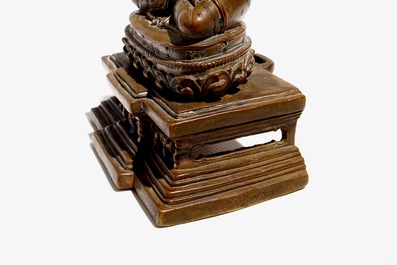 Un mod&egrave;le de Bouddha Amitayus sur tr&ocirc;ne en lotus en bronze sino-tib&eacute;tain, 19&egrave;me