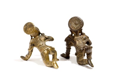 Twee kleine bronzen figuren van &ldquo;Bala Krishna&rdquo;, India, 17e en 19e eeuw