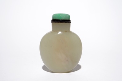 A Chinese jade snuff bottle with nephrite stopper, 19th C.