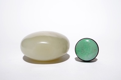 A Chinese jade snuff bottle with nephrite stopper, 19th C.