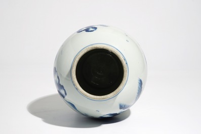 Un vase de forme balustre en porcelaine de Chine bleu et blanc &agrave; d&eacute;cor d'un paysage, Kangxi
