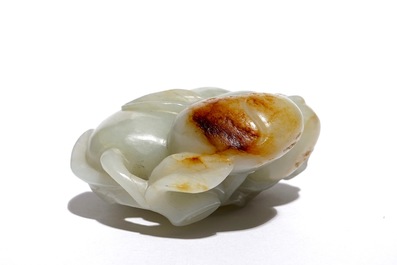 Een Chinees model van een Boeddha's hand in gevlekte jade, 19e eeuw