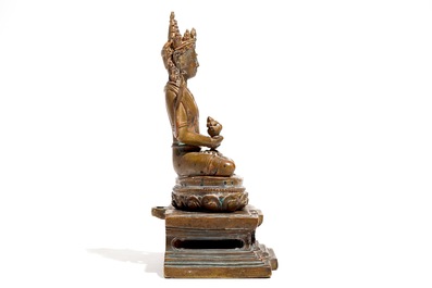 Een Sino-Tibetaans bronzen model van Boeddha Amitayus op lotustroon, 19e eeuw