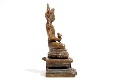 Un mod&egrave;le de Bouddha Amitayus sur tr&ocirc;ne en lotus en bronze sino-tib&eacute;tain, 19&egrave;me