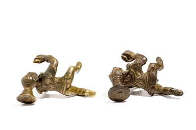 Twee kleine bronzen figuren van &ldquo;Bala Krishna&rdquo;, India, 17e en 19e eeuw