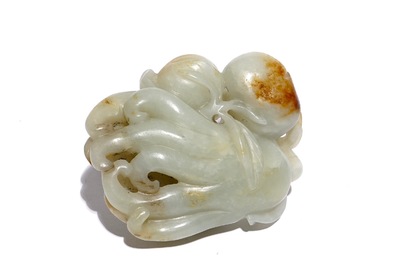 Een Chinees model van een Boeddha's hand in gevlekte jade, 19e eeuw