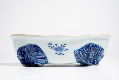 Un saladier lob&eacute; en porcelaine de Chine bleu et blanc, Qianlong