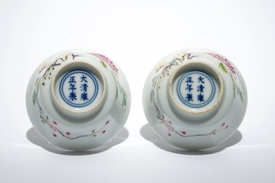 Une paire de bols &agrave; th&eacute; en porcelaine de Chine famille rose, marque de Yongzheng, 20&egrave;me
