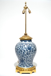 Un vase en porcelaine de Chine bleu et blanc mont&eacute; comme lamp en bronze ormolu, Kangxi
