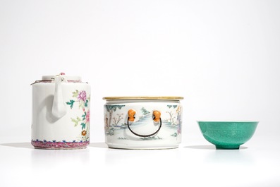 Four various Chinese famille rose and monochrome wares, 19/20th C.