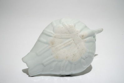 Une coupe en forme de feuille de lotus en porcelaine blanc de Chine, 19/20&egrave;me