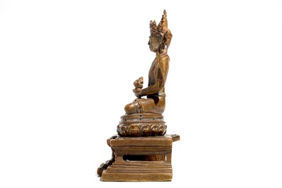 Un mod&egrave;le de Bouddha Amitayus sur tr&ocirc;ne en lotus en bronze sino-tib&eacute;tain, 19&egrave;me