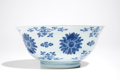 Un bol en porcelaine de Chine bleu et blanc aux lotus, marque et &eacute;poque de Qianlong