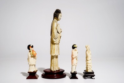Quatre figures en ivoire sur socles en bois, Chine, 19/20&egrave;me
