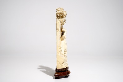 Un groupe en ivoire sculpt&eacute; sur socle en bois, Chine, 2&egrave;me quart du 20&egrave;me