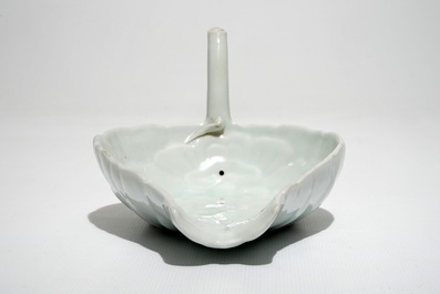 Een Chinese blanc de Chine lotusvormige waterdruppelaar, 19/20e eeuw