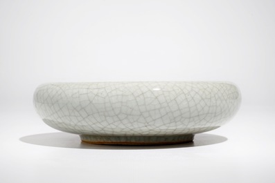 Un lave-pinceaux en porcelaine de Chine monochrome craquel&eacute;e, 19/20&egrave;me