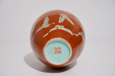 Un vase en porcelaine de Chine aux papillons sur fond corail, marque de Qianlong, 19/20&egrave;me