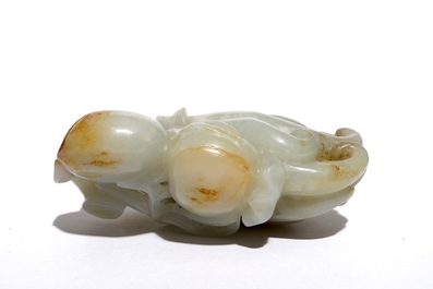 Een Chinees model van een Boeddha's hand in gevlekte jade, 19e eeuw