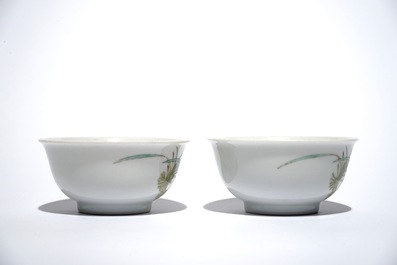 Une paire de tasses en porcelaine de Chine famille rose aux papillons et fleurs, marque de Qianlong, 19/20&egrave;me