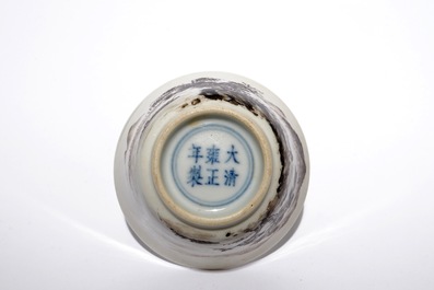Een Chinese grisaille kop, Yongzheng merk, 19/20th C.