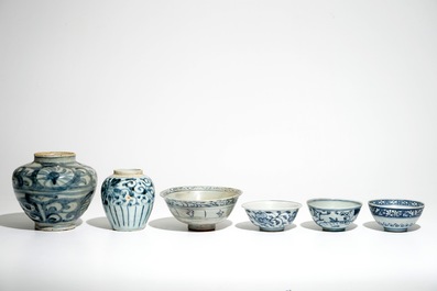 Four Chinese blue and white bowls and two jars, Ming