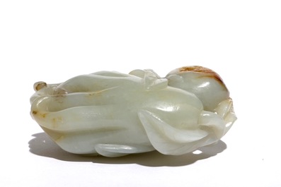 Een Chinees model van een Boeddha's hand in gevlekte jade, 19e eeuw