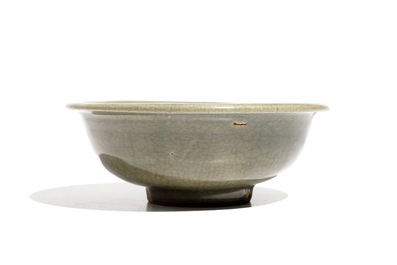 Un bol en porcelaine de Chine c&eacute;ladon de Longquan fonc&eacute;, Ming