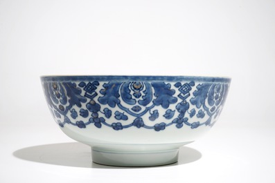 Un bol en porcelaine de Chine bleu et blanc, Qianlong, et un plat en rouge de fer, 19&egrave;me