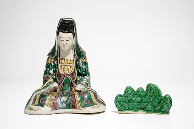 Een Chinees verte biscuit model van een Guanyin, Kangxi en een groene penselenhouder, 19e eeuw